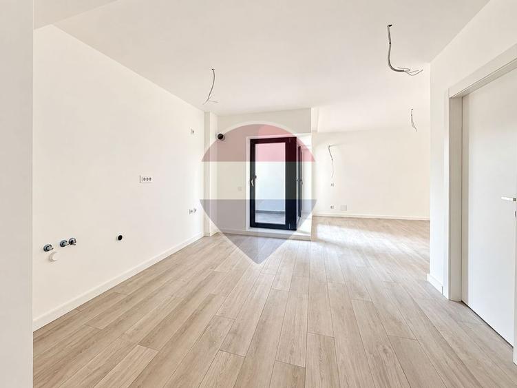 Apartament cu 3 camere semidecomandat în Gara de Est