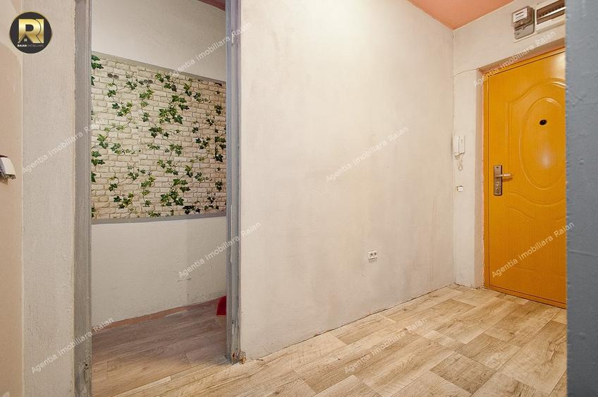 Apartament cu 3 camere semidecomandat în Micro 40