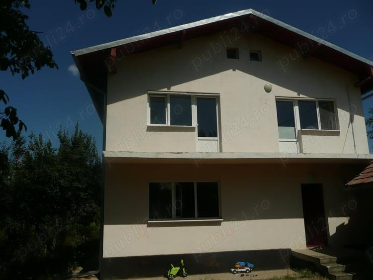 Casă cu 6 camere cu Teren 3200 Mp în Toporu