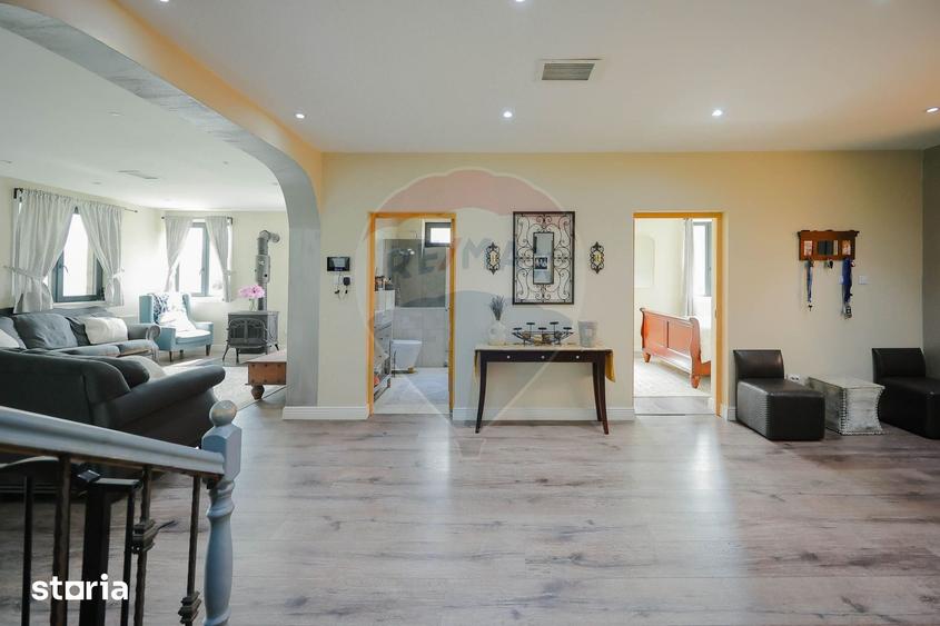 Casă cu 9 camere cu Teren 1378 Mp în Eșelnița