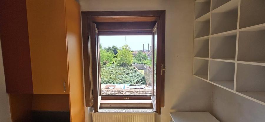 Apartament cu 3 camere semidecomandat, mobilat în Central