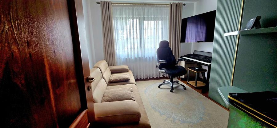 Apartament cu 3 camere decomandat, mobilat în Micro 6