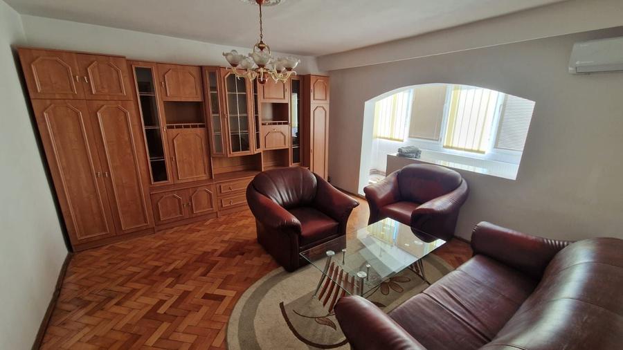 Apartament cu 3 camere decomandat în Confecții