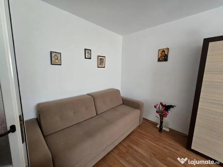 Apartament cu 3 camere semidecomandat în Târgu Cucu