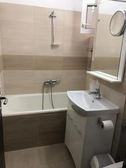 Apartament cu 3 camere decomandat în Girocului
