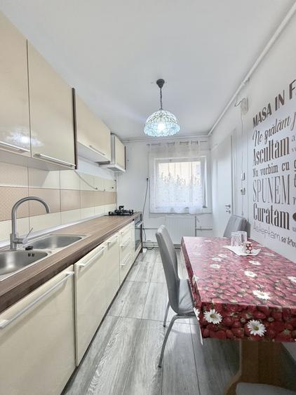 Apartament cu 3 camere semidecomandat, mobilat în Dâmbovița