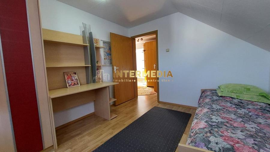 Apartament cu 3 camere decomandat, mobilat în Cetate