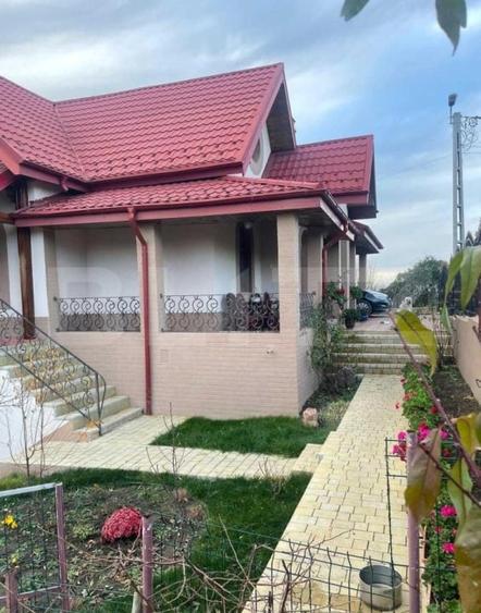 Casă individuală cu 7 camere cu Canalizare în Bucium