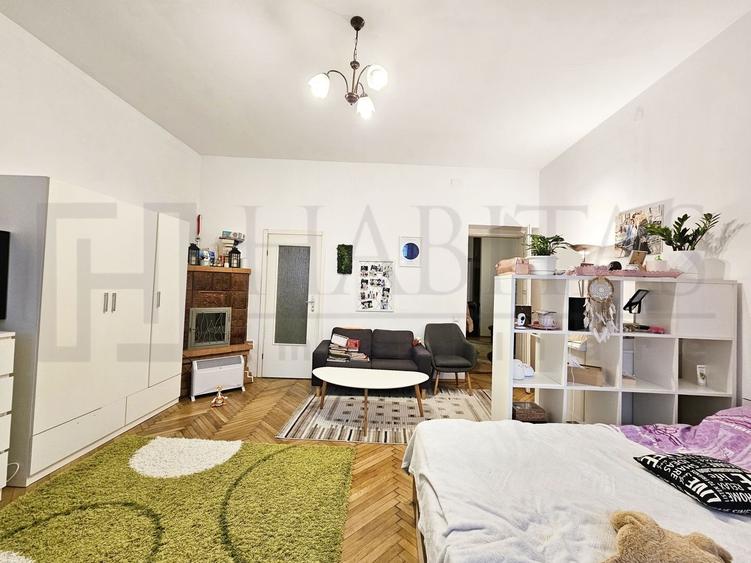 Casă individuală cu 8 camere cu Canalizare în Central