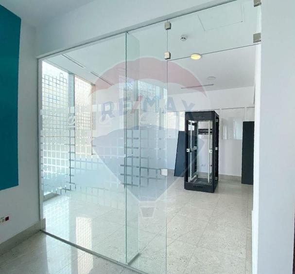 Birou, de 1,350 mp, în Universitate