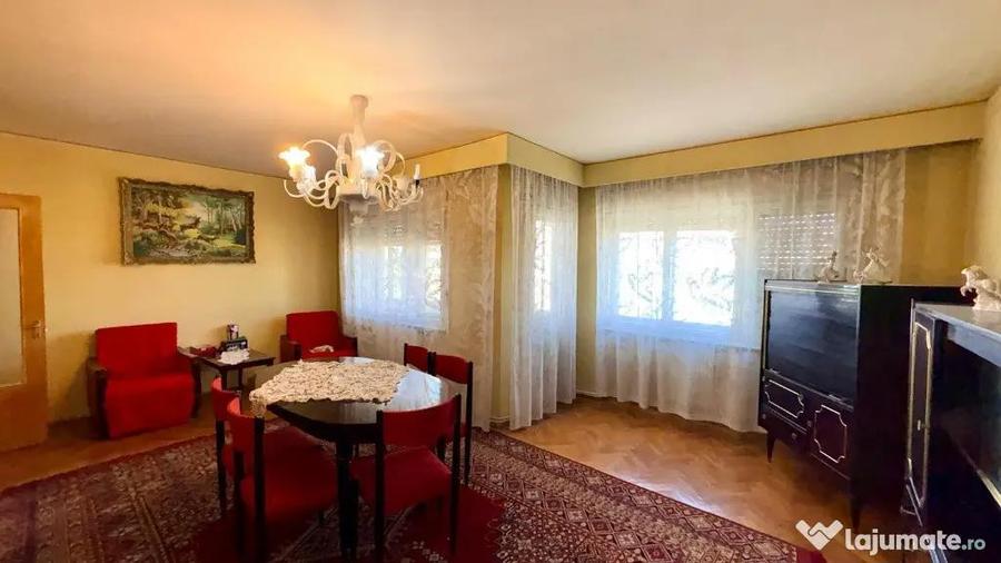 Apartament cu 4 camere decomandat în Central