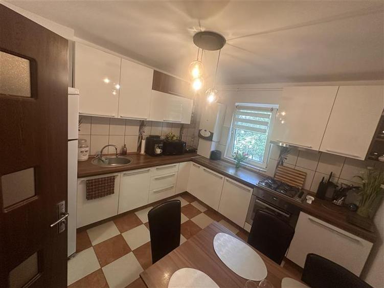 Apartament cu 3 camere decomandat, mobilat în Dâmbovița