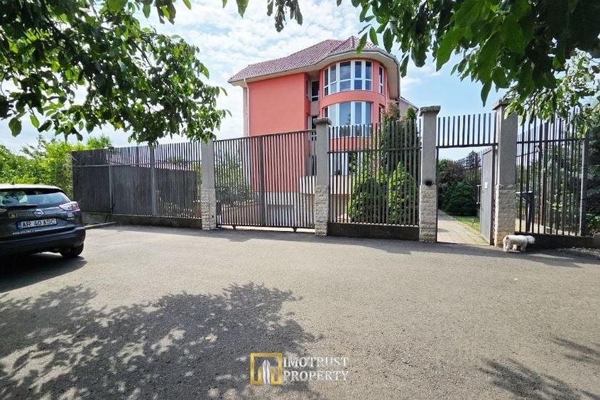 Casă individuală cu 10 camere cu Piscina în Aradul Nou