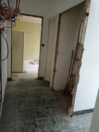 Apartament cu 3 camere nedecomandat în Sântandrei