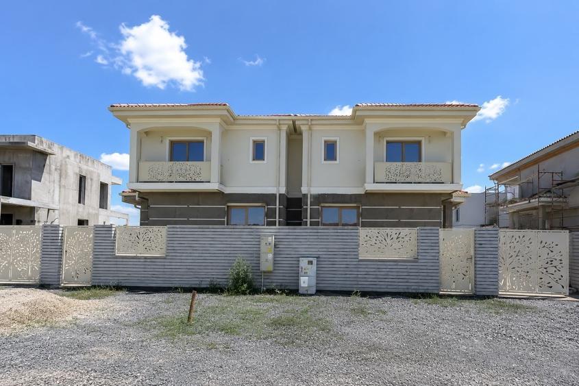 Duplex cu 4 camere cu Canalizare în Moșnița Nouă