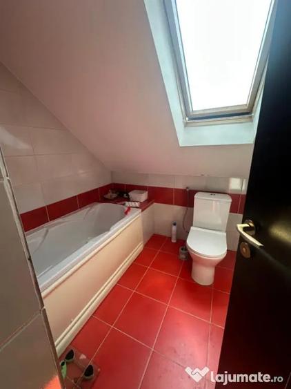 Apartament cu 4 camere semidecomandat în Florești