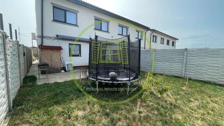 Duplex cu 10 camere cu Canalizare în Preajba