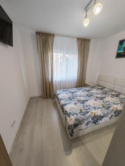 Apartament cu 3 camere semidecomandat în Tineretului