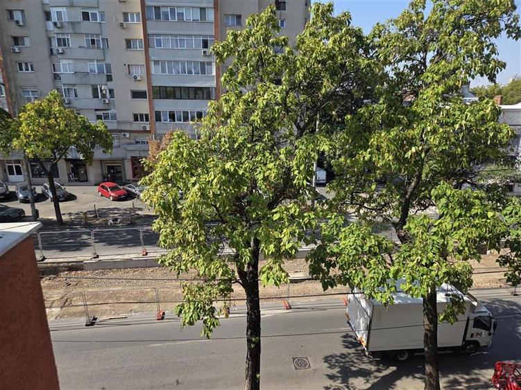 Apartament cu 3 camere semidecomandat, mobilat în Domenii