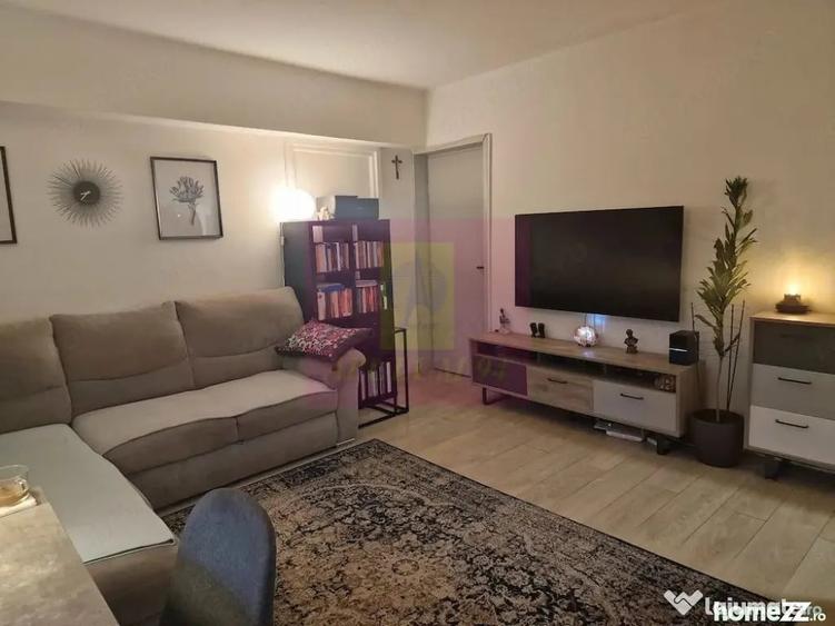 Apartament cu 3 camere semidecomandat în 1 Mai