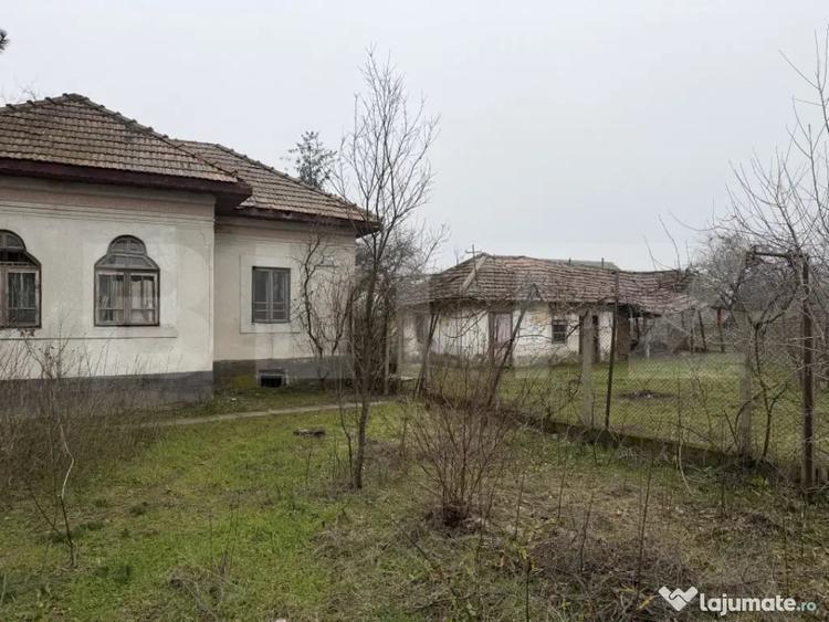 Casă cu 3 camere cu Teren 2714 Mp în Central