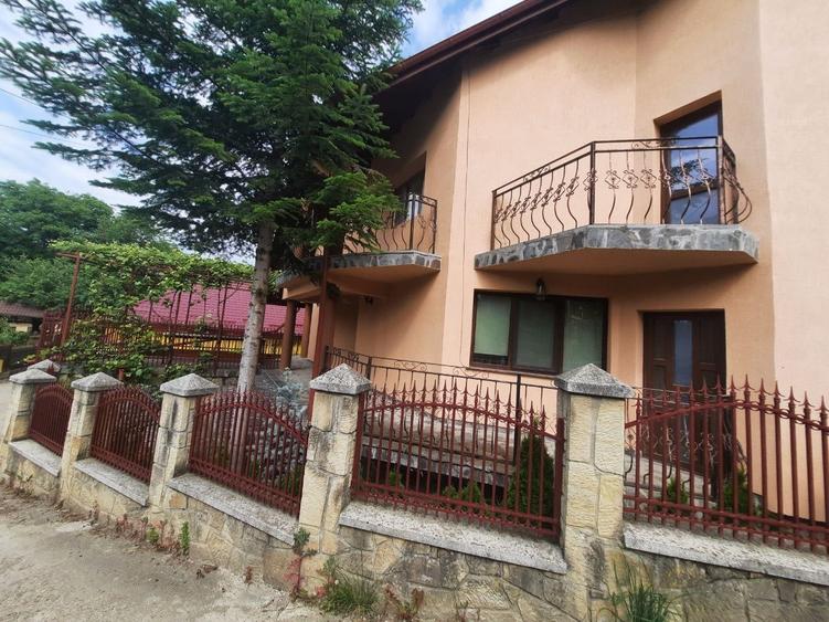 Casă individuală cu 7 camere cu Garaj în Alexandru cel Bun