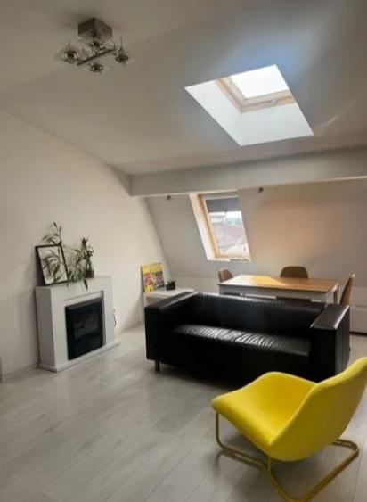 Apartament cu 3 camere semidecomandat, mobilat în Titan