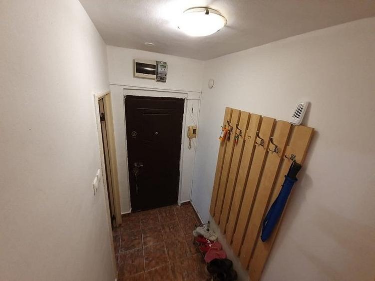Apartament cu 4 camere semidecomandat în Berceni