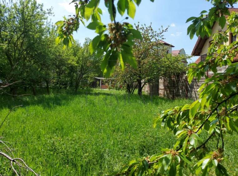 Teren Construcții intravilan de 550 mp, în Plopi