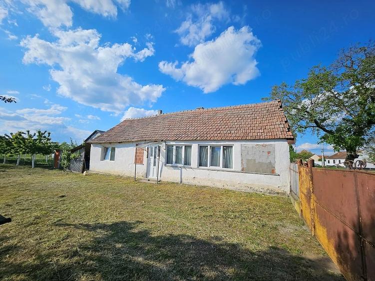 Casă cu Teren 1405 Mp în Sâmbăteni