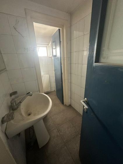 Casă individuală cu 12 camere cu Canalizare în Victoriei