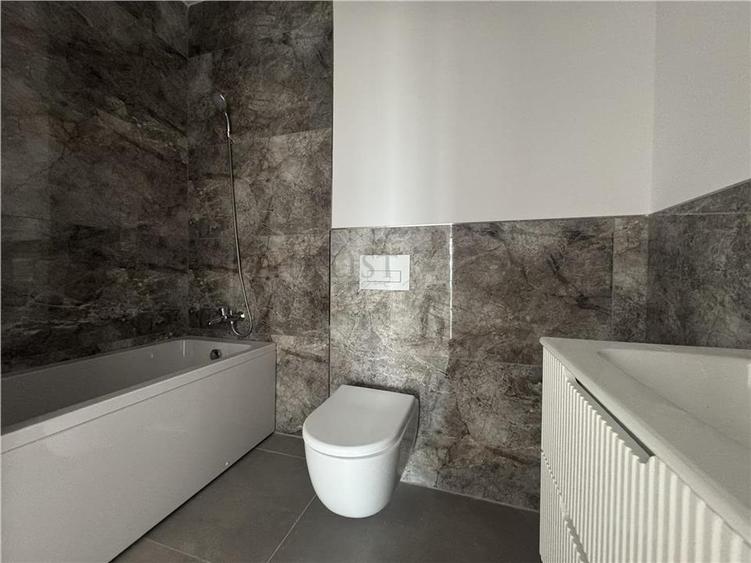 Apartament cu 3 camere semidecomandat în Aviației