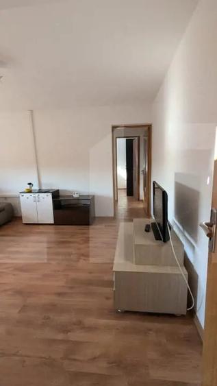 Apartament cu 3 camere semidecomandat, mobilat în Girocului
