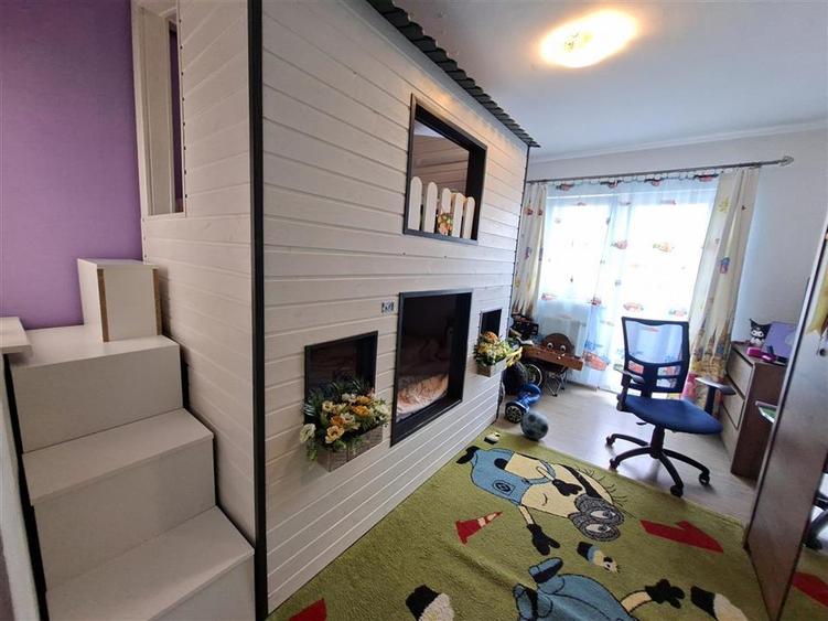Apartament cu 3 camere decomandat, mobilat în Exterior Est