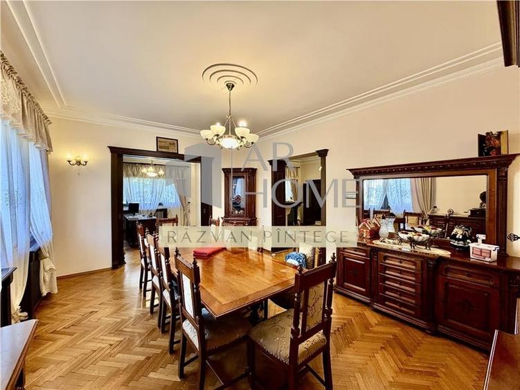 Casă individuală cu 11 camere cu Teren 370 Mp în Ultracentral