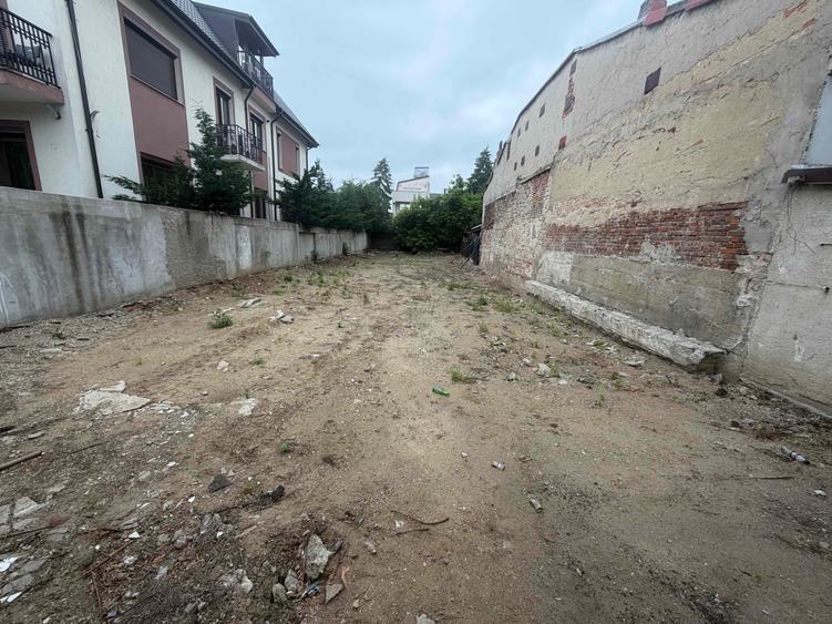 Teren de 406 mp, în 1 Mai