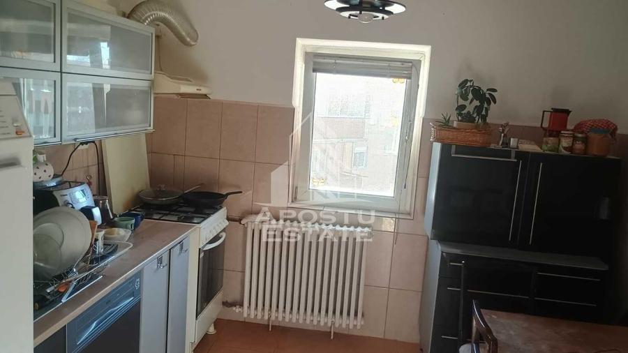 Apartament cu 3 camere decomandat, mobilat în Girocului