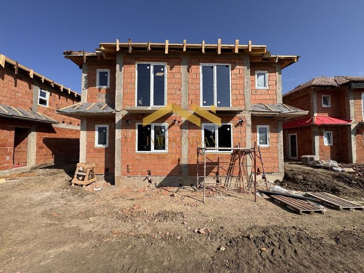 Duplex cu 3 camere cu Canalizare în Remetea Mare