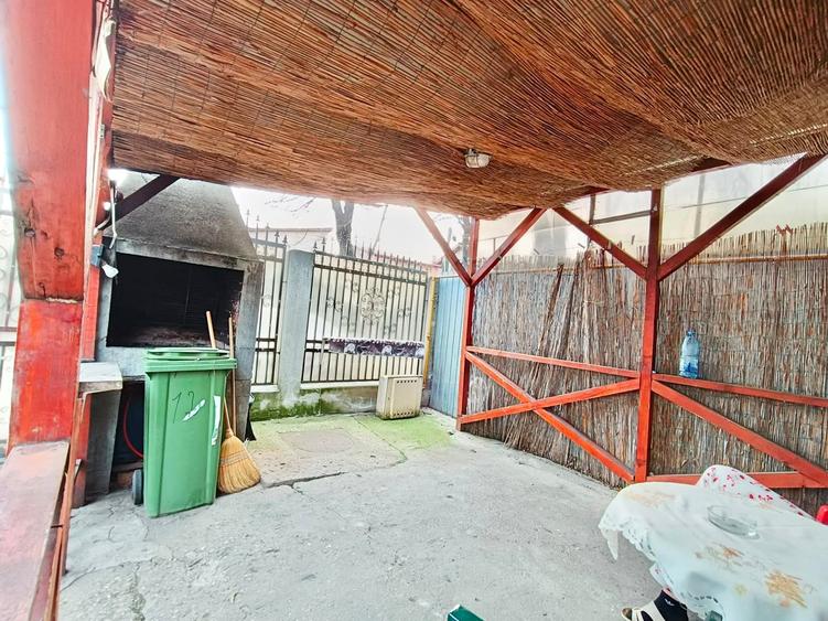 Casă individuală cu 7 camere cu Canalizare în Lujerului