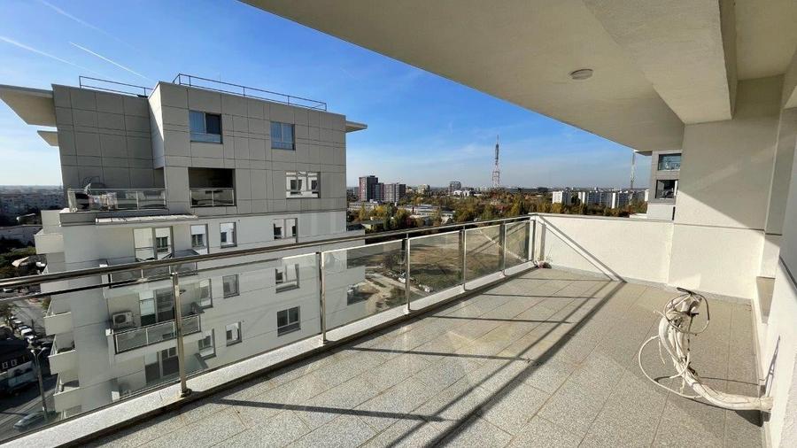 Penthouse cu 4 camere semidecomandat în Domenii