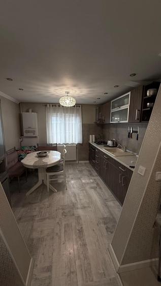 Apartament cu 3 camere decomandat în Lacu
