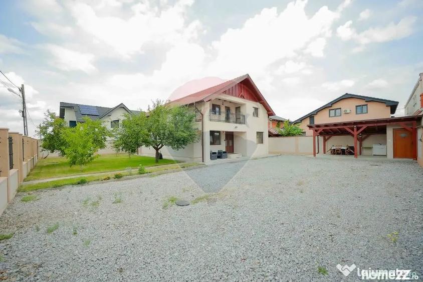Casă cu 7 camere cu Teren 600 Mp în Haieu