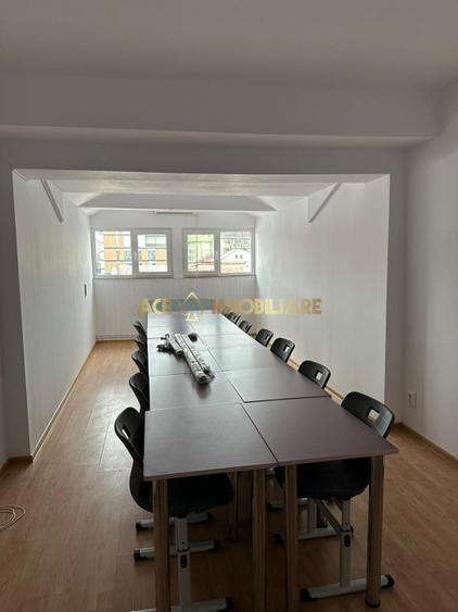 Casă individuală cu 6 camere cu Canalizare în Tineretului