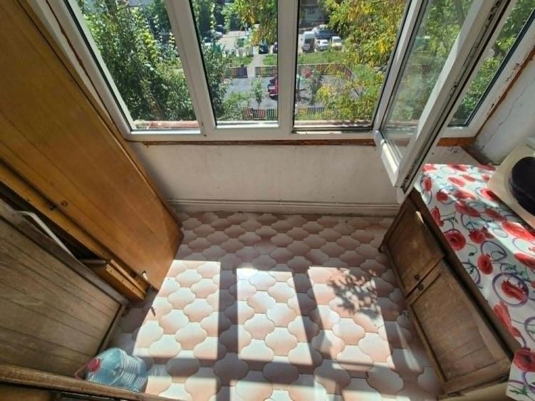 Apartament cu 3 camere decomandat, mobilat în Broșteni