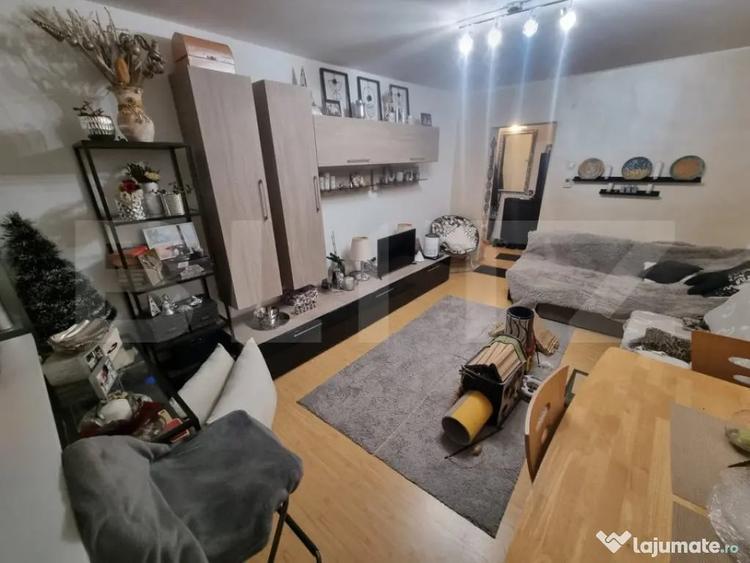 Apartament cu 3 camere decomandat, mobilat în Craiovița Nouă