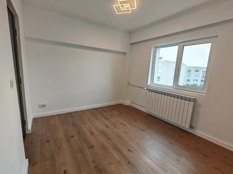 Apartament cu 4 camere decomandat în P-ța Muncii