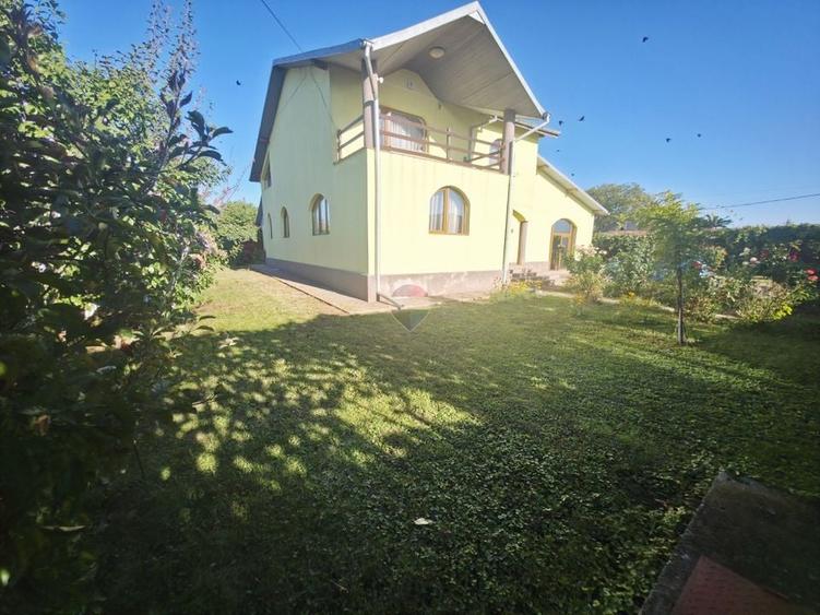Casă individuală cu 5 camere cu Teren 1779 Mp în Izvoare (Dumbrava Roșie)