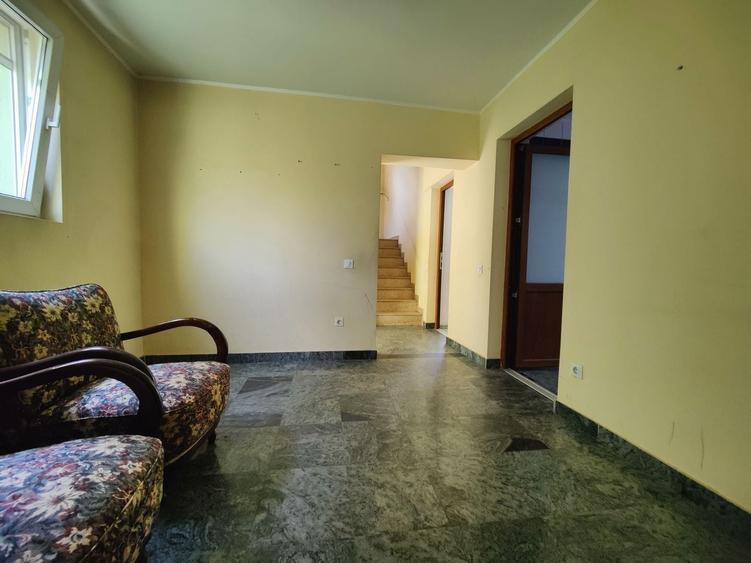 Casă cu 6 camere cu Canalizare în Central