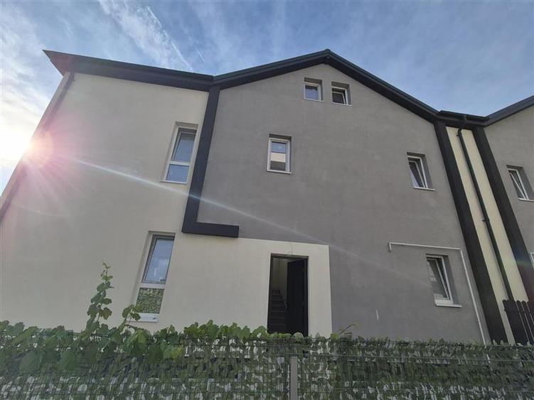 Duplex cu 4 camere cu Canalizare în Periferie