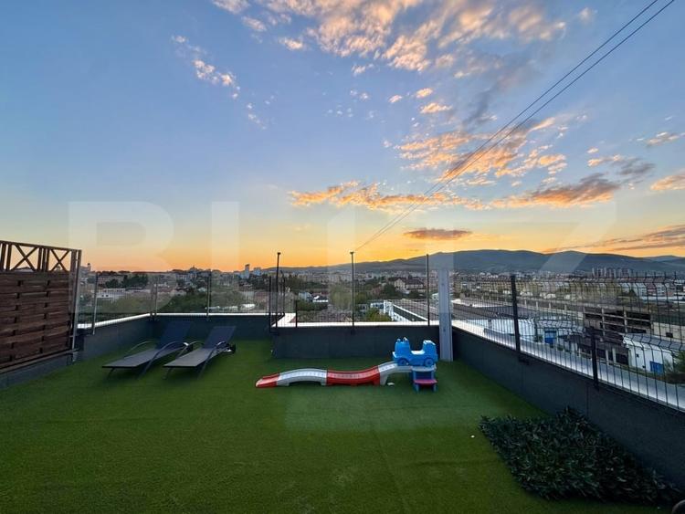 Penthouse cu 3 camere decomandat, mobilat în Central